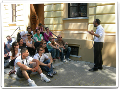 Rabbi Michael Schudrich speaks to the group at the Nosik Synagogue in Warsaw 2009